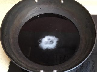 6、健康美味芦笋三文鱼,准备一锅水，加入适量的盐