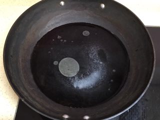 7、健康美味芦笋三文鱼,再加入少量的玉米油，烧开