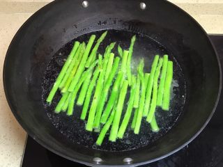 8、健康美味芦笋三文鱼,水烧开后，投入洗干净的芦笋，煮一分钟左右