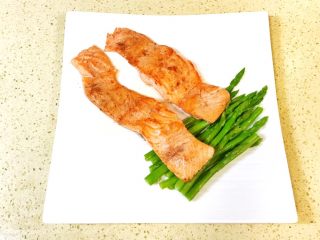 11、健康美味芦笋三文鱼,全部煎熟后，端起锅，缓慢地倾泻锅，借助筷子，轻柔地倒出三文鱼