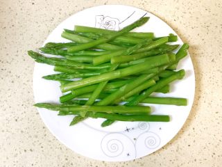 9、健康美味芦笋三文鱼,煮熟后，捞出来备用