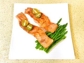 12、健康美味芦笋三文鱼,切两个小青桔，按照自己的习惯摆盘