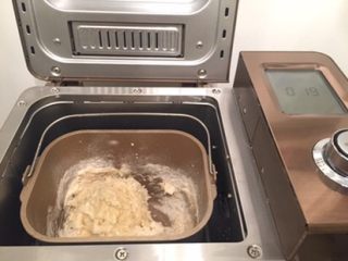 1、黄金吐司（老面法）,将除黄油以外的所有材料放入面包机桶内，启动和面功能（一个程序20分钟后加8-10分钟）