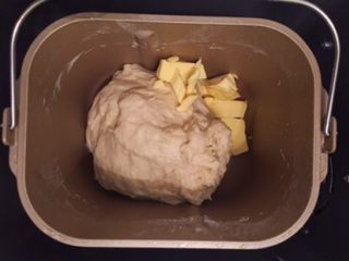 2、黄金吐司（老面法）,揉至15-20分钟时检查面团，出现厚薄时加入黄油