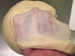 3、黄金吐司（老面法）,最后几分钟注意看面团状态，能拉出不易破的手套膜即可结束和面