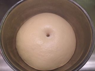 5、黄金吐司（老面法）,手沾面粉插入面团，不塌陷不回缩即发酵完成