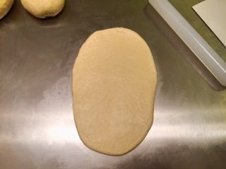 7、黄金吐司（老面法）,取一面团，擀成椭圆形