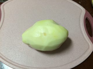 2、特色炒块垒,土豆洗干净后削皮