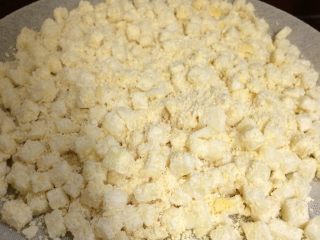 10、特色炒块垒,然后放入锅中大火隔水蒸8-10分钟，一定控制好时间，蒸到土豆刚刚熟就好