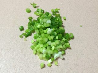 11、特色炒块垒,蒸土豆块的同时，可以准备切点葱花