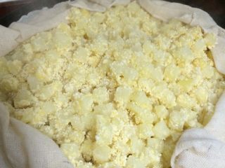 12、特色炒块垒,蒸熟的土豆块取出放入一个盆里搅散