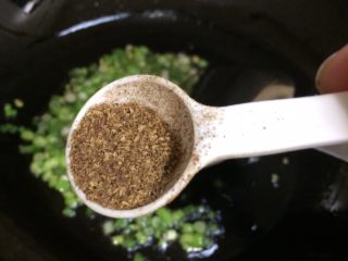 14、特色炒块垒,放入花椒粉爆香