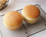 7、奶酪包,出炉后立刻脱模至冷却架放凉