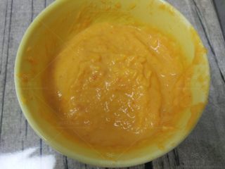2、胡萝卜酸奶餐包, 把胡萝卜和100克酸奶放入料理机打成糊。