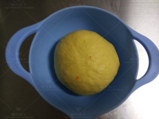 5、胡萝卜酸奶餐包,面团放入盆中，加盖保鲜膜，放温暖处发酵。