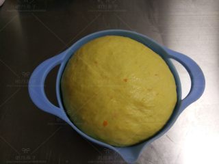 6、胡萝卜酸奶餐包,发酵至两倍大