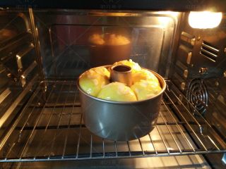 12、胡萝卜酸奶餐包, 烤箱预热，150度，烤35分钟。