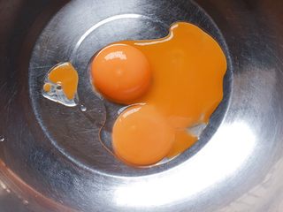 2、牛奶鸡蛋饼,将蛋黄和蛋清分离。