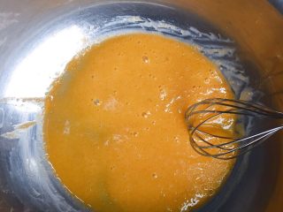 4、牛奶鸡蛋饼,用蛋抽搅拌均匀。