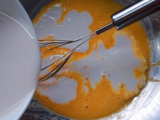 5、牛奶鸡蛋饼,然后加入牛奶。