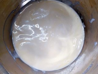 15、牛奶鸡蛋饼,切拌均匀，是那种比较稀的面糊。