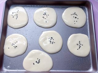 16、牛奶鸡蛋饼,不粘烤盘上先刷一层薄薄的油，然后用勺子取一勺面糊倒在烤盘上。