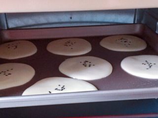 17、牛奶鸡蛋饼,将烤盘放入预热好的烤箱中层，上下火170度，烤13分钟，烤至边缘金黄色，取出即可。