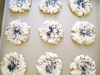 11、桃酥饼,按扁，中间沾少许黑芝麻