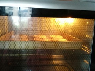 12、桃酥饼,放入预热好的烤箱中层上下火160度烘烤20分钟