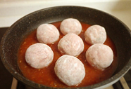 11、西兰花迷你汉堡球,将肉丸放入番茄酱汁，用小汤匙舀一些汤汁浇到每颗肉丸上，让肉丸表面均匀裹满酱汁，开小火，盖上锅盖焖煮，等到肉丸有肉汁溢出来，肉丸就差不多熟了。
