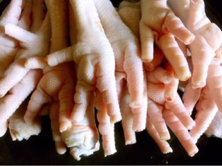 1、广式早茶豉汁蒸凤爪,鸡爪切去指甲洗净