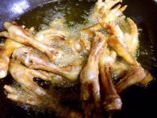 8、广式早茶豉汁蒸凤爪,炸至金黄即可………中间查看鸡爪也要把锅盖当作盾牌使用