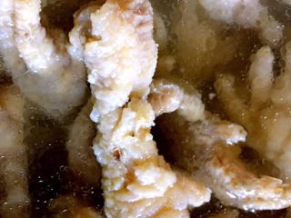 15、广式早茶豉汁蒸凤爪,从冰箱拿出浸泡一夜的鸡爪，控干水分