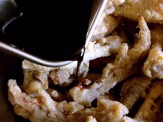 16、广式早茶豉汁蒸凤爪,把料汁倒入鸡爪里