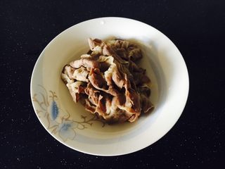 3、番茄金针菇肥牛,肥牛焯水，锅里放水，水开后放入肥牛，肥牛颜色一变就捞出。