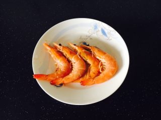 4、番茄金针菇肥牛,鲜虾剪去须子和虾枪，在虾背第二节挑出虾线，然后白灼鲜虾，锅里放水，水开后，放入鲜虾，虾的颜色变成粉色捞出备用。