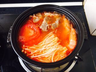 9、番茄金针菇肥牛,大火煮开番茄汤，然后放入准备好的番茄片、金针菇、肥牛、鲜虾，放少许盐调味，待砂锅里的汤再次煮开即可食用。另外砂锅里可放入适量的青菜，这样营养更均衡。