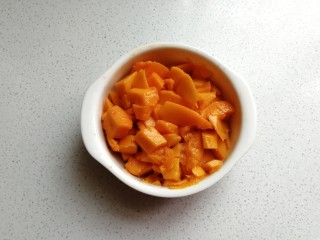 1、芒果酸奶雪糕,准备芒果两个先取下芒果肉。