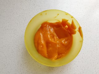 2、芒果酸奶雪糕,然后把芒果肉放入料理机中打成芒果泥待用。