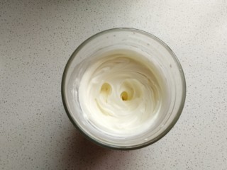 3、芒果酸奶雪糕,淡奶油加适量白糖打发至八成发。