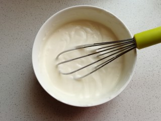 5、芒果酸奶雪糕,接着再把打发的淡奶油倒入酸奶中，继续搅拌均匀。