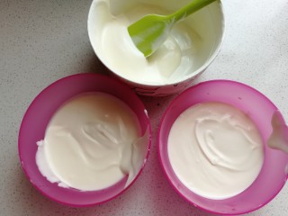 6、芒果酸奶雪糕,然后我们把酸奶糊分成三份，其中两份一样多，一份较少一点。
