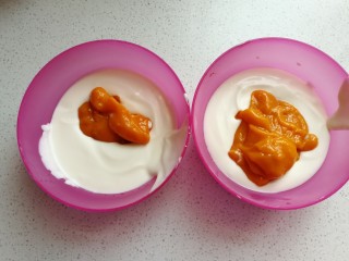 7、芒果酸奶雪糕,再把芒果泥分别加入到两份一样多的酸奶糊中，芒果泥一份加入少一点，一份加入多一点。