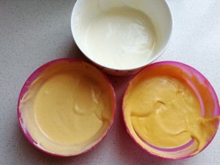 8、芒果酸奶雪糕,接下来把芒果酸奶糊搅拌均匀，然后把三份酸奶糊装入三个裱花袋中。