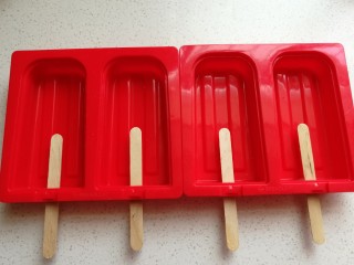 9、芒果酸奶雪糕,硅胶雪糕模具提前消毒后插上雪糕棍儿。