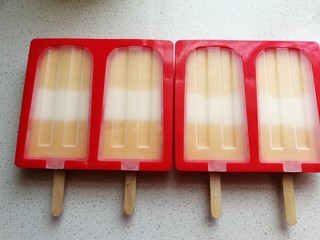 12、芒果酸奶雪糕,最后盖上盖子，放入冰箱冷冻至硬即可，能过夜最好啦！