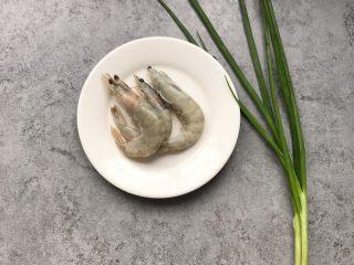 1、虾仁香葱饼,食材准备：白虾3只、葱2根