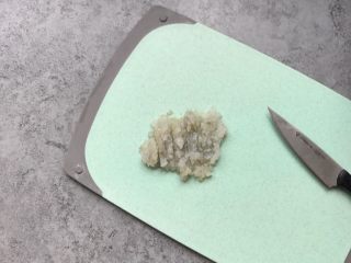 3、虾仁香葱饼,虾去虾头、去虾壳，剁碎