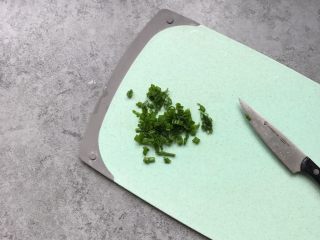 4、虾仁香葱饼,葱叶切葱花