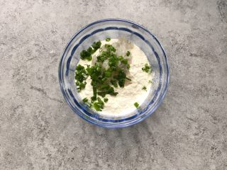 5、虾仁香葱饼,虾仁和葱花放面粉中